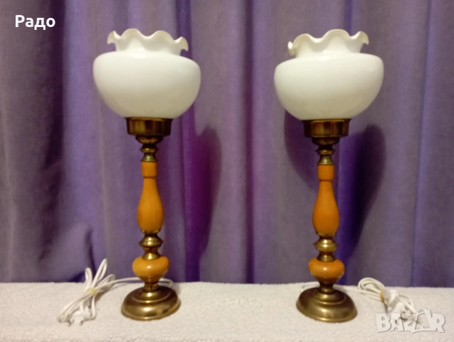 Комплект от две  лампи с бели стъклени абажури