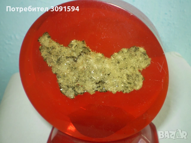 Стара рядка уникална руда в червен луцит с вградена руда 