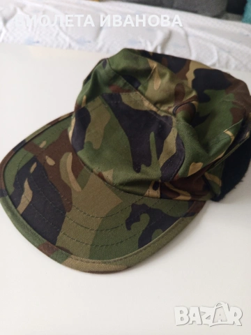 Военни шапки.