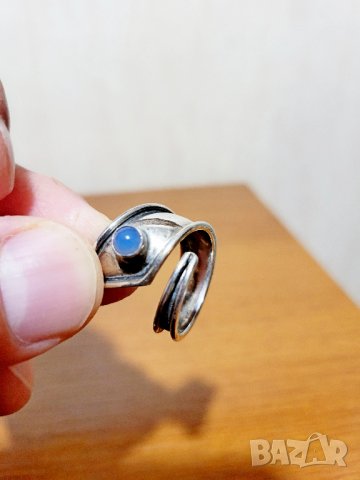 Старинен кован мъжки сребърен пръстен със синьо котешко око - майсторска изработка , снимка 2 - Пръстени - 40015453