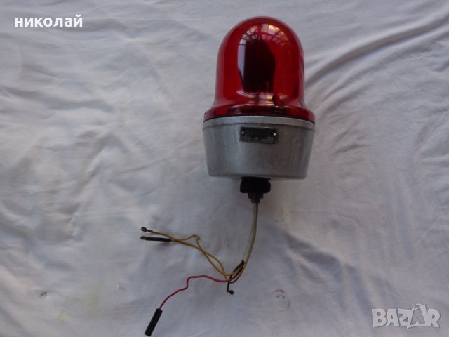 Ретро червена лампа употребявана 12V  напълно изправна Made in Poland произ. 07.1982 год. , снимка 1 - Аксесоари и консумативи - 38781868