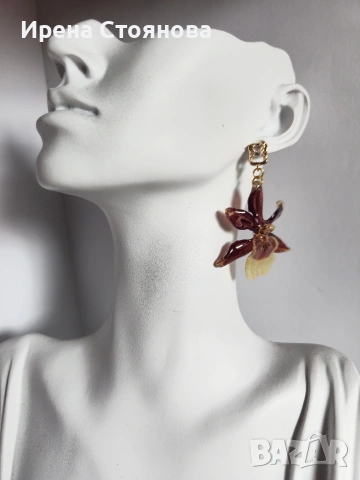 Обеци с естествен цвят на мини орхидея.