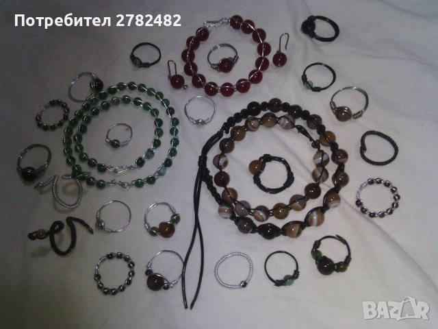 Бижута от полускъпоценни камъни, морски миди, мъниста.