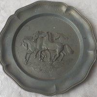 Релефна чиния със сцена, стара, метал цинк кон коне галоп, пано за стена, снимка 1 - Други - 35978412