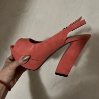 Обувки с ток, снимка 1 - Дамски обувки на ток - 44312111