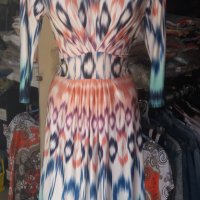 ИЗКЛЮЧИТЕЛНО КРАСИВА рокля с остро деколте и в преливащи цветове , снимка 1 - Рокли - 41730385