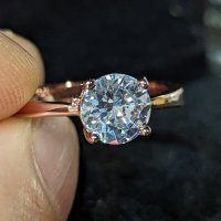 Страхотен дамски пръстен от медицинско злато и красив камък Сваровски. Уникално качество за цената! , снимка 1 - Пръстени - 40567297