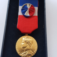 Френски сребърен позлатен медал, снимка 3 - Антикварни и старинни предмети - 36192127