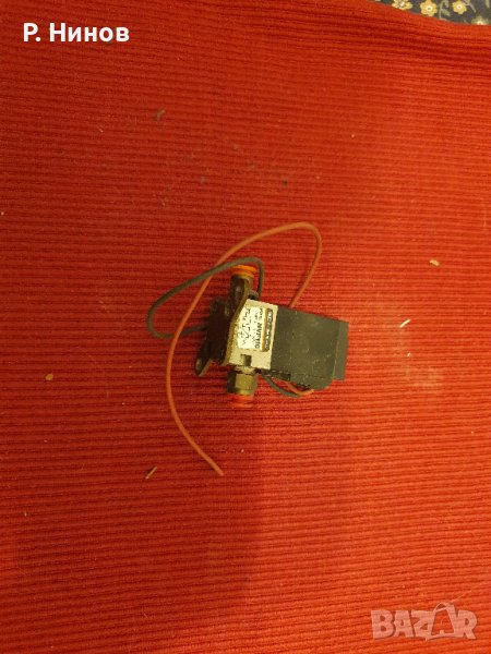 трипътен електромагнитен клапан SMC NVF110-3G-M5-F , 220vac, 3-PORT, снимка 1