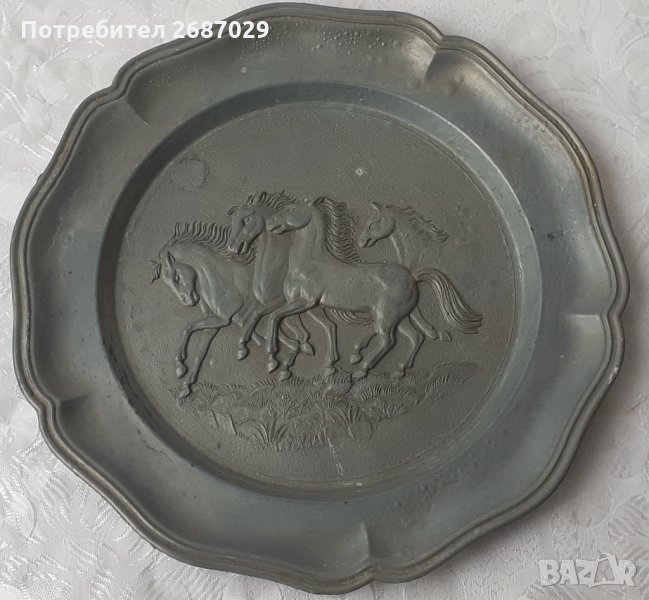 Релефна чиния със сцена, стара, метал цинк кон коне галоп, пано за стена, снимка 1
