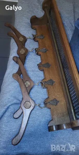 Стара красива закачалка от Ратан, Масивно дърво и месинг, снимка 1