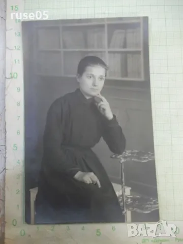 Снимка стара на замислена дама