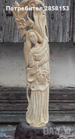 Фино резбована фигура от кост