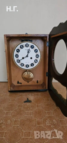 Механичен стенен часовник с махало, снимка 2 - Антикварни и старинни предмети - 53709236