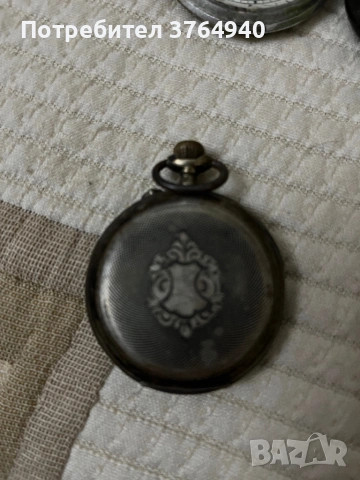 Продавам работещ антикварен джобен часовник с гравиран корпус, снимка 3 - Антикварни и старинни предмети - 53871651
