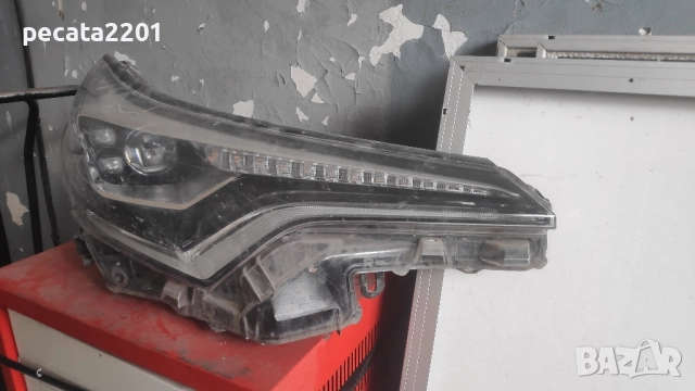 Продавам - оригинален десен ксенонов фар за Тойота CHR със счупени крачета, снимка 4 - Части - 51882346