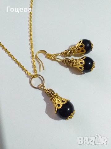 Елегантен комплект обици и колие с черни порцеланови мъниста и богати орнаменти в цвят злато 