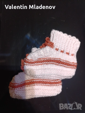 Ръчно плетени бебешки терлички, снимка 2 - Бебешки чорапи - 53144347
