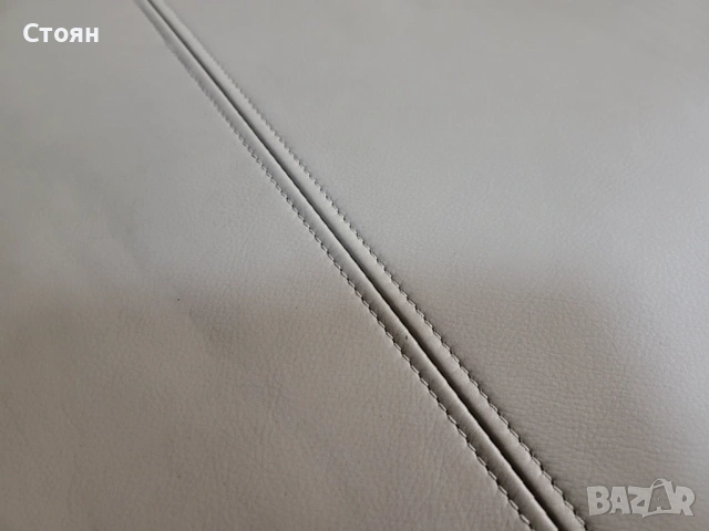 Светло сива кожена табуретка, снимка 3 - Дивани и мека мебел - 53803260