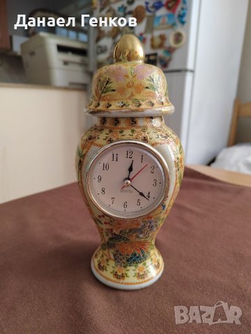 Настолен порцеланов часовник.