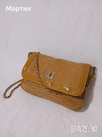 Лачена жълта чанта