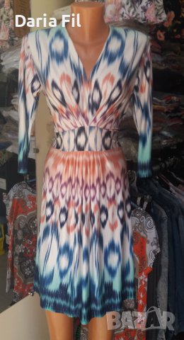 ИЗКЛЮЧИТЕЛНО КРАСИВА рокля с остро деколте и в преливащи цветове , снимка 1 - Рокли - 41730385