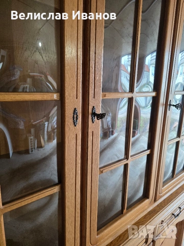 Винтидж трапезен бюфет / витрина от масивна дъбова дървесина с месингови ключалки., снимка 4 - Антикварни и старинни предмети - 53685470