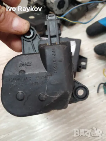 Моторче клапи парно Dodge Chrysler 04885465AA