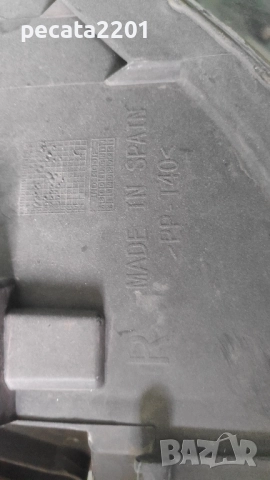 Продавам - оригинален десен ксенонов фар за VW Polo 2009-2015 със счупено стъкло, снимка 5 - Части - 51779936