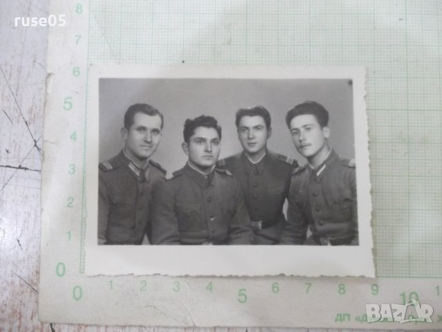 Снимка на четирима млади военни