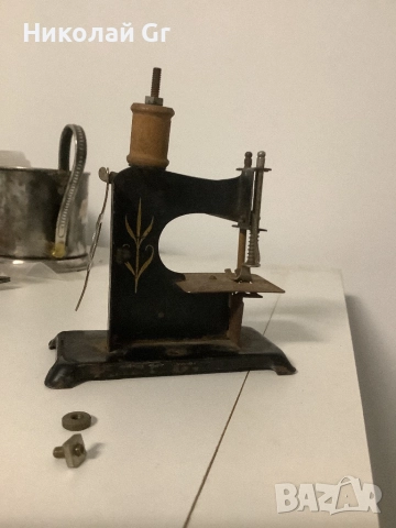 Детска шевна машина  производство Германия  M.uller  DRGM  1930 години  състояние според снимката, снимка 3 - Колекции - 51973440