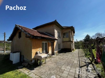 Двуетажна къща с двор на Центъра на с. Владиня, снимка 5 - Къщи - 51304745