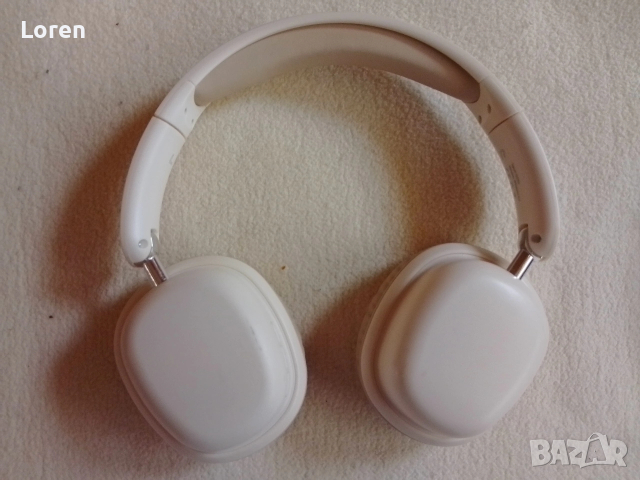 Големи бели с бежово слушалки