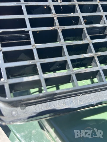 Решетка преден капак мерцедес Е класа очиларка до 1999 година w210 2108880023, снимка 3 - Части - 50893046