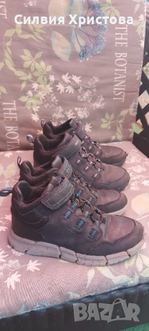 Продавам детски обувки на марката Geox номер 32