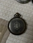 Продавам работещ антикварен джобен часовник с гравиран корпус, снимка 3