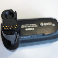 Canon BG-E2N Battery Grip, снимка 3 - Батерии, зарядни - 44558535