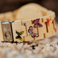 Дамски часовник с каишка от верижно дърво и изрисувани пеперуди, снимка 7 - Дамски - 36250779