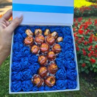 Кутия с магнит от сини рози от креп хартия и бонбони Линдор , снимка 1 - Градински цветя и растения - 41780296