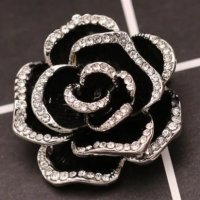 Брошка за ревера на сако ”Черна роза”, снимка 2 - Колиета, медальони, синджири - 40368875