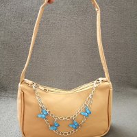 Кожена малка дамска чанта с верижка синджир с висулки пеперуди в син и сребрист цвят , снимка 3 - Чанти - 41772054