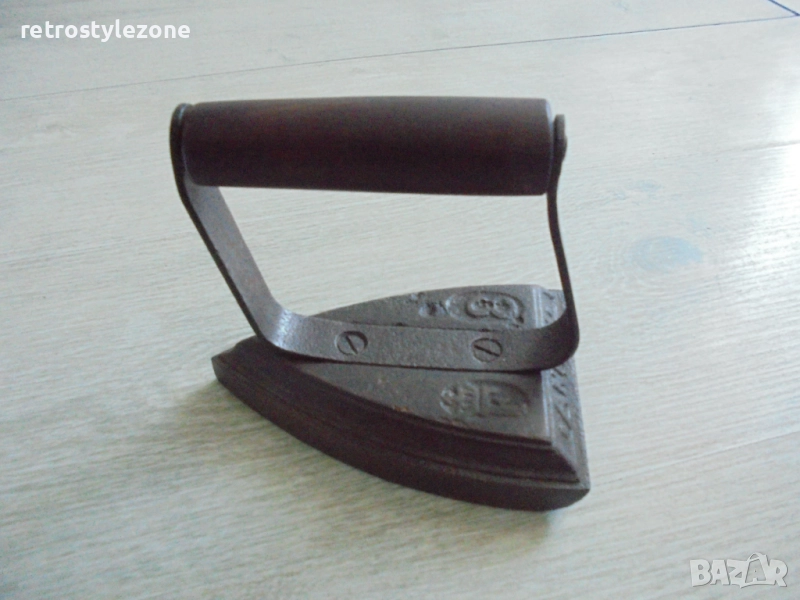 № 8341 Стара чугунена ютия с дървена дръжка , снимка 1