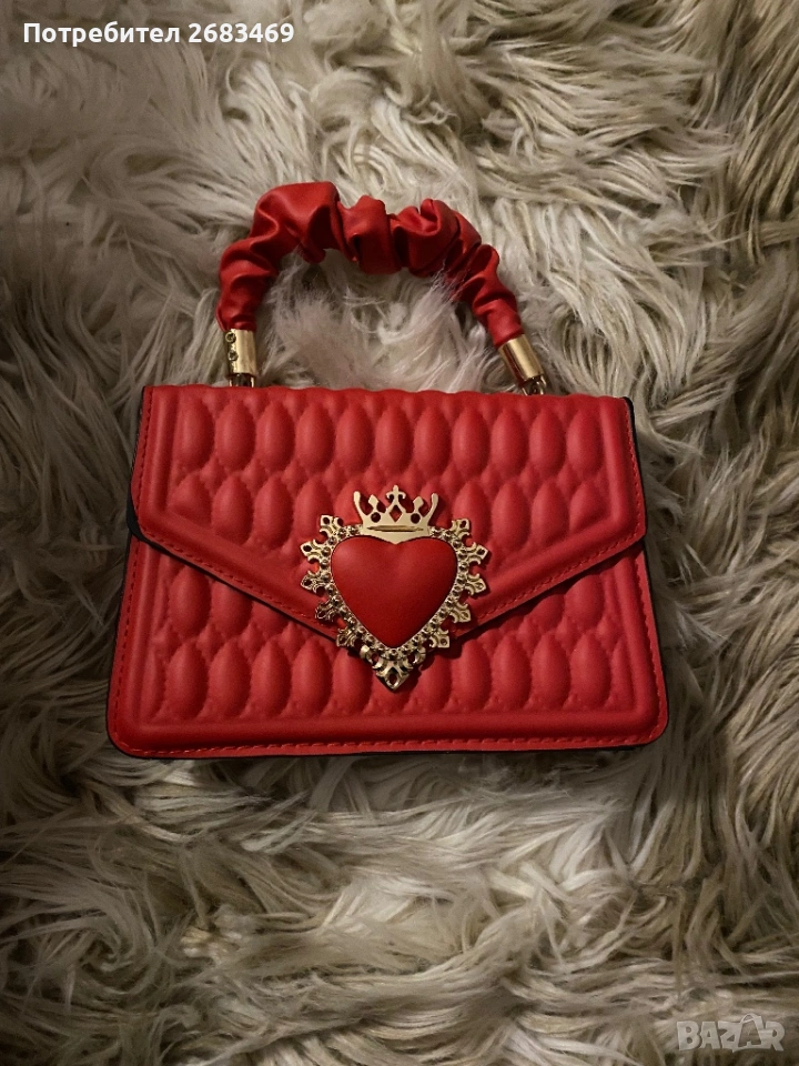 Червена чантичка със златен елемент, снимка 1