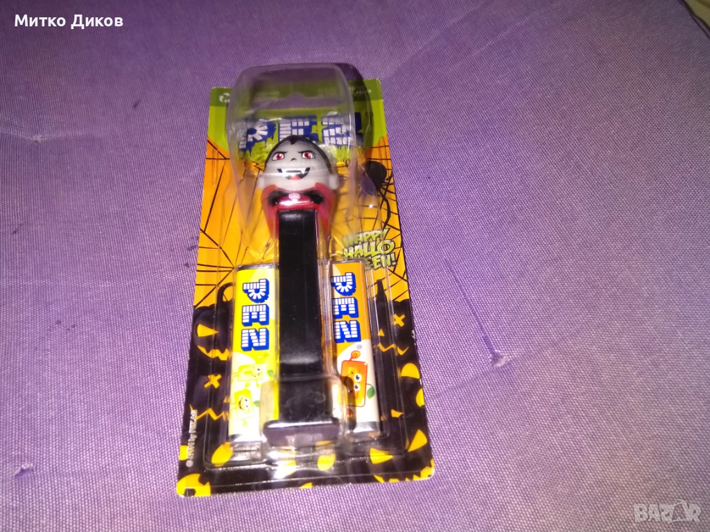 Нов PEZ Dispenser - Dracula Halloween Glow in the Dark Single Dispenser by PEZ бонбони Пез, снимка 1