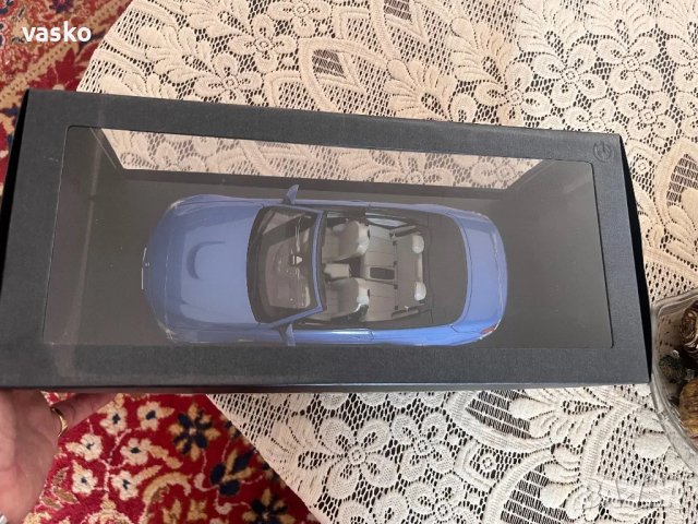 BMW M4 1:18 Дилърски, снимка 2 - Колекции - 48960208