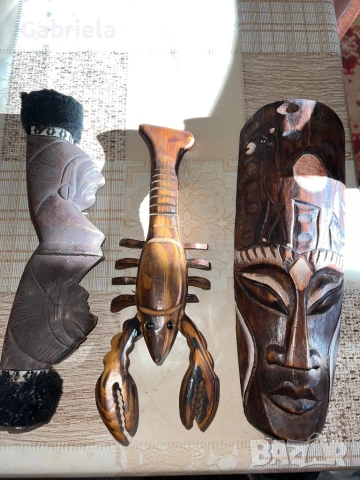Три дървени фигурки