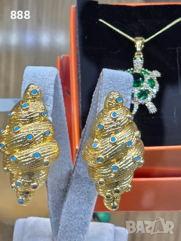 обеци и колие