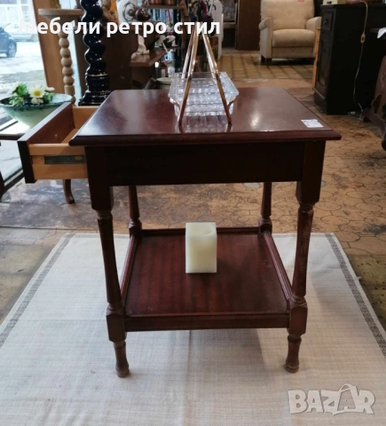Стилна помощна масичка от масивно дърво в класически тъмен цвят. Разполага с удобно чекмедже., снимка 5 - Шкафове - 53465645