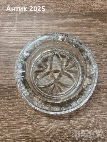 Винтидж стъклен пепелник от пресовано стъкло