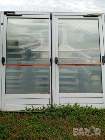 Двукрила врата с паник бутон